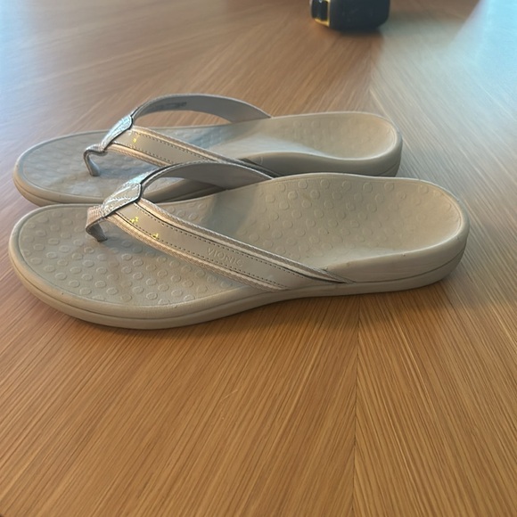 Vionic Tide sandals - Picture 2 of 3